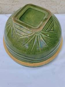 lot 84 image: Vintage Green and Beige Mixing Bowl