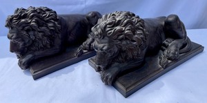 lot 27 image: 2 Lion Sculptures and a Decorative Vase