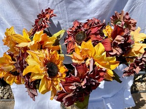 lot 32 image: Sunflower Floral Decor