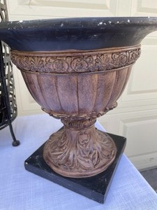 lot 140 image: 3 Decorative Planters