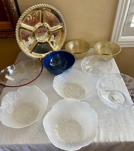 lot 124 image: Variety of Plastic Serving Pieces