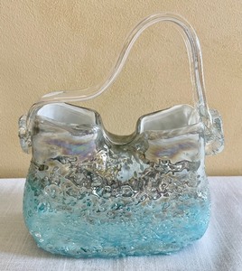 lot 115 image: Beautiful Home Decor Items Purse Shaped Vase and a Musical Egg