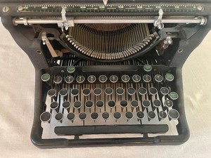 lot 142 image: Vintage Underwood Typewriter