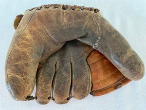 lot 166 image: Vintage Baseball Mitt