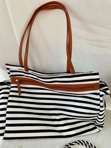 lot 192 image: Fun Handbags