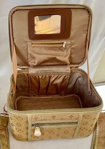 lot 204 image: Gigi Olivia Travel Bag Set