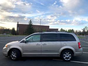 lot 3 image: 2009 Chrysler Town and Country Limited -  2 OWNER - LOADED - 106,269 MILES