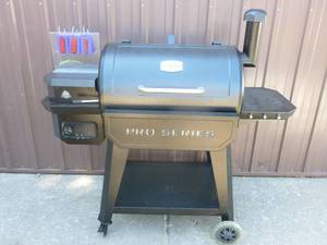 lot 1 image: Pit Boss Pro Series BBQ Grill. New Condition. Shows error code ignitor on panel. As shown.