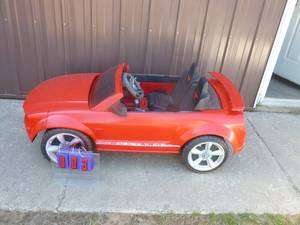 lot 3 image: Power Wheels car. 12 volt. Forward works but not reverse. As shown.