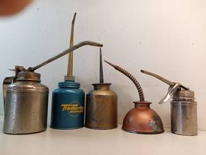 lot 220 image: 5 Vintage Oil Cans