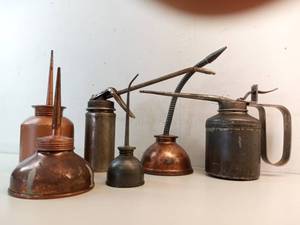 lot 223 image: 4 Vintage Oil Cans