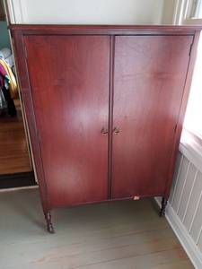 lot 232 image: 4.5 ft Beautiful Double Door Antique Armoire