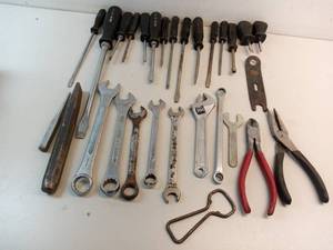 lot 262 image: Screwdrivers & Wrenches