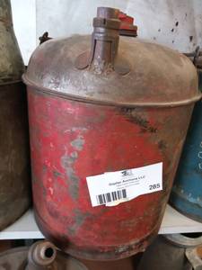 lot 285 image: Vintage 5 Gallon Oil Can