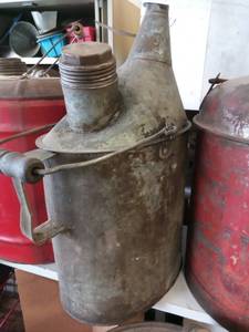 lot 287 image: Vintage 5 Gallon Oil Can