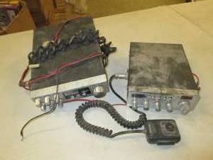 2 vintage CBs untested ...