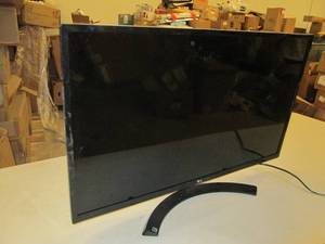 LG 32 inch tv powers on ...
