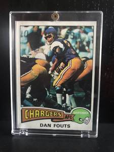 lot 16 image: Dan Fouts RC 1975 Topps