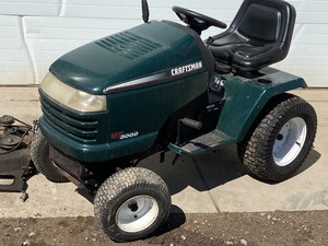 lot 5 image: Craftsman GT3000 Lawn Tractor