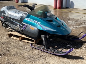 lot 2-A image: 1994 Arctic Cat Jag Deluxe Snowmobile