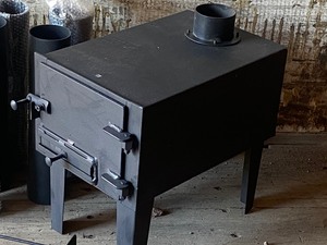 lot 19 image: Small Fish House Wood Stove