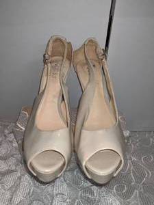Guess Light Mocha Patent Leather Peep Toe Heels wCut Out Sz 8 12