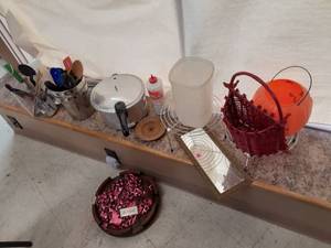 Misc. Housewares Lot (Pressure Cook...