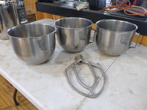 lot 60 image: 3 Mixing Bowls and Paddle