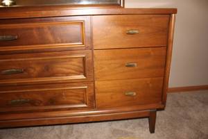 lot 115 image: Mid century dresser set