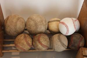 lot 135 image: Vintage baseball equip.