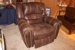 lot 169 image: Microfiber upholstered power recliner