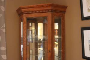 lot 187 image: 3 sided Curio