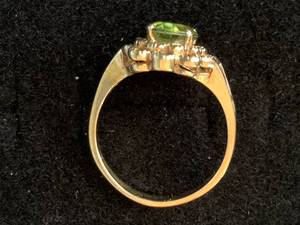 lot 204 image: Fine Jewelry - Peridot and 10K gold ring