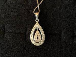 lot 216 image: Teardrop pendant with chain
