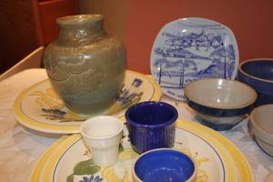 lot 43 image: Lot of 12 Pottery Items