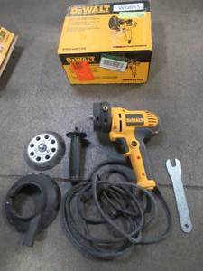 lot 62 image: DEWALT 5 in. Variable Speed Disk Sander, DWE6401DS - Used - Missing Vacuum Adapter.