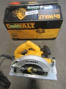 lot 79 image: Dewalt 15 Amp 7-14 in. Lightweight Circular Saw, DWE575 - Used.