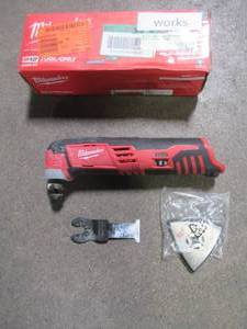 lot 97 image: Milwaukee M12 12-Volt Lithium-Ion Cordless Multi-Tool (Tool-Only), 2426-20, Used.