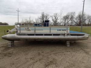 lot 1 image: 1985 Pontoon & Motor