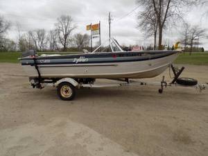 lot 5 image: 1983 Sylvan Boat & Trailer Package