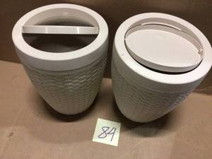 1.84 Gal. Plastic Ivory Round Bathroom Garbage Bin Trash Can Wastebasket with Lid Customer Returns See Pictures