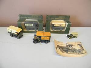 lot 17 image: VINTAGE HARRODS MATCHBOX, EFSI HOLLAND, ORNAMENT & POSTCARD COLLECTION - SEE PICTURES