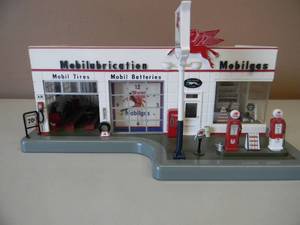 lot 64 image: DANBURY MINT VINTAGE MOBIL GAS STATION LIGHT UP CLOCK DIORAMA DISPLAY - NICE - AWESOME PIECE - SEE PICTURES