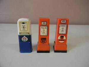 lot 94 image: VINTAGE PHILLIPS 66 OIL GAS PUMP SALT AND PEPPER SHAKERS WITH STANDARD OIL GAS PUMP PEPPER ONLY - SEE PICTURES