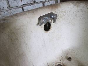 UE1 Cast Iron Clawfoot Bath Tub Needs good cleaning