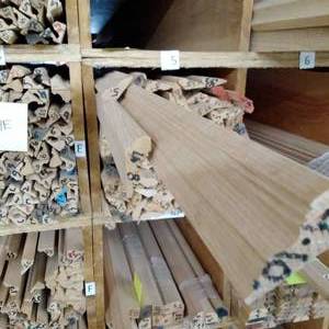 lot 252 image: 1 78 x 34 Red Oak Picture Rail (SC5E)