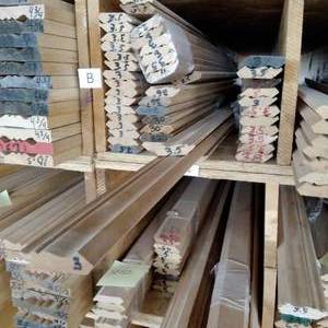 lot 209 image: 2 14 x 916 Red Oak Crown Moulding (SC13B)