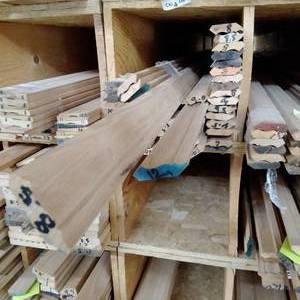 lot 167 image: 2 14 x 916 Red Oak Crown Moulding (SC13F)