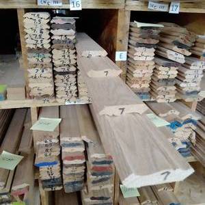 lot 182 image: 2 34 x 916 Red Oak Crown Moulding (SC16E)