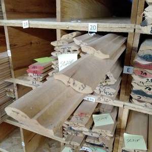 lot 192 image: 3 18 x 34 Red Oak Crown Moulding (SC20E)